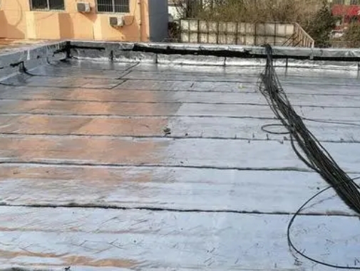 黔西南卫生间漏水维修公司分享下黔西南屋面楼顶防水刚性防水层施工要点。